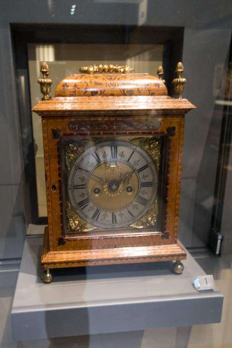 Bracket clock