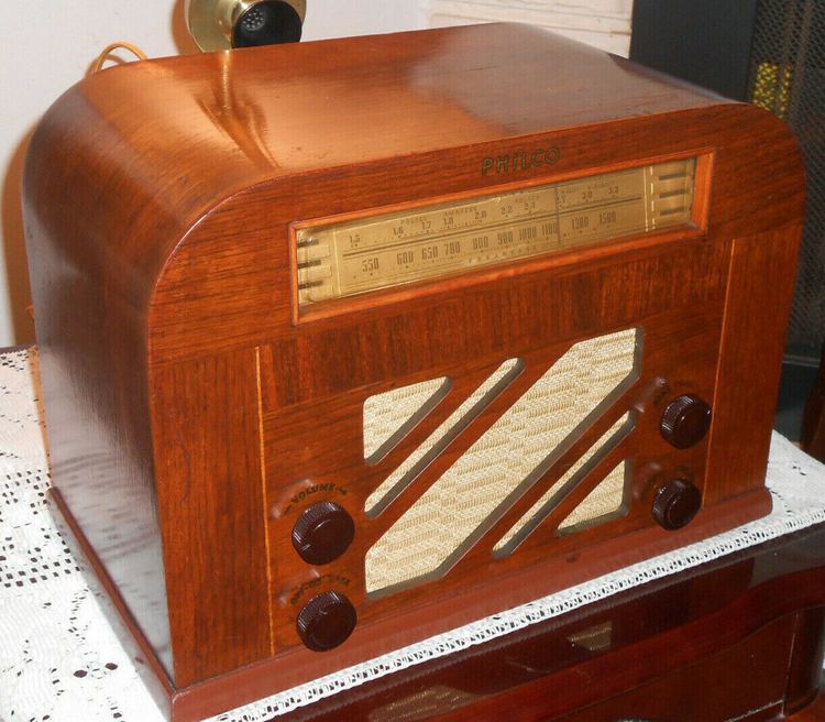 NICE VINTAGE 1940 PHILCO 40-130 TUBE AM POLICE WOOD RADIO