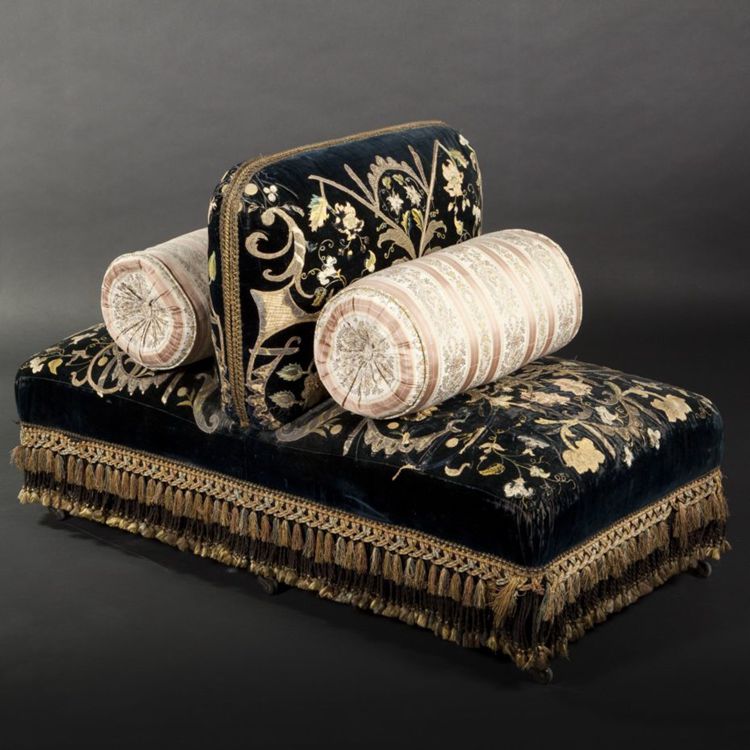 Napoleon III Boudeuse upholstered with velvet and lace trimmings