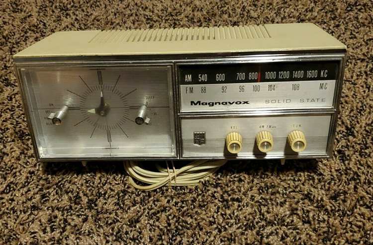 Vintage 1960s Magnavox Solid State Radio AM FM TM16