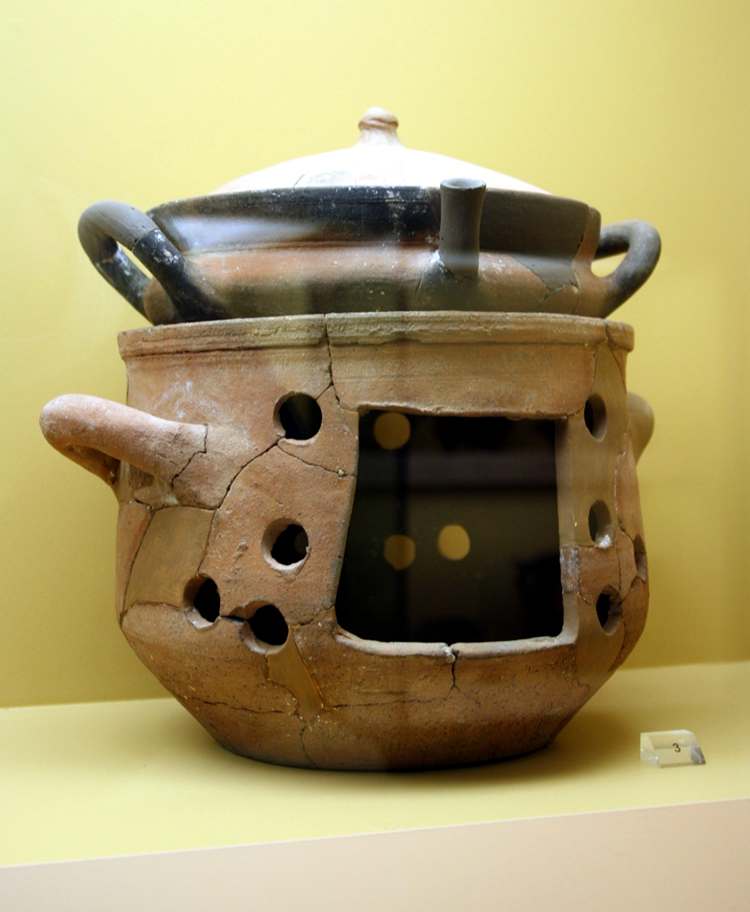 Casserole and brazier (6th4th century BC) exhibited in the Ancient Agora Museum in Athens, housed in the Stoa of Attalus. Picture by Giovanni Dall