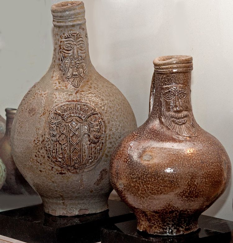 Two 17th-century German jugs; the left one has the coat of arms of Amsterdam.