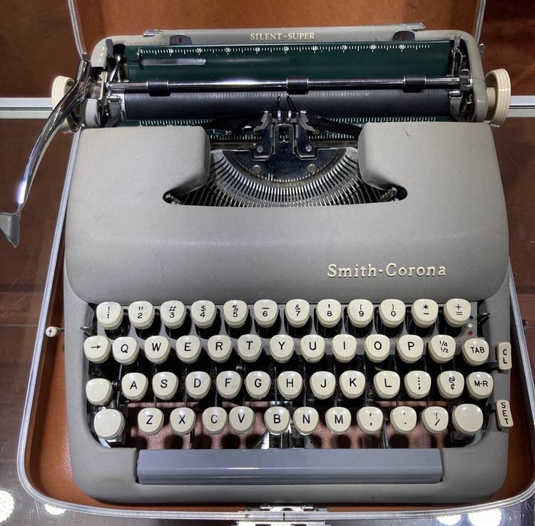 VINTAGE 1950’S SMITH-CORONA SILENT-SUPER BLUE MANUAL TYPEWRITER & CASE