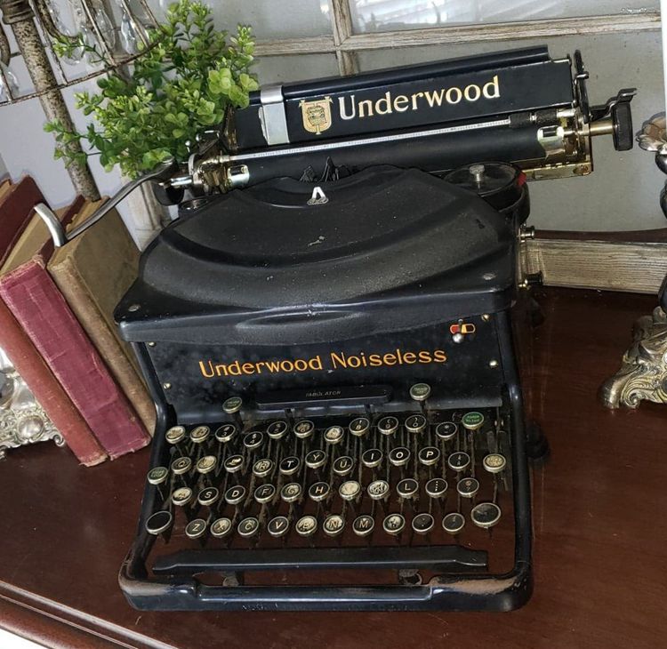 Vintage Underwood Noiseless Typewriter