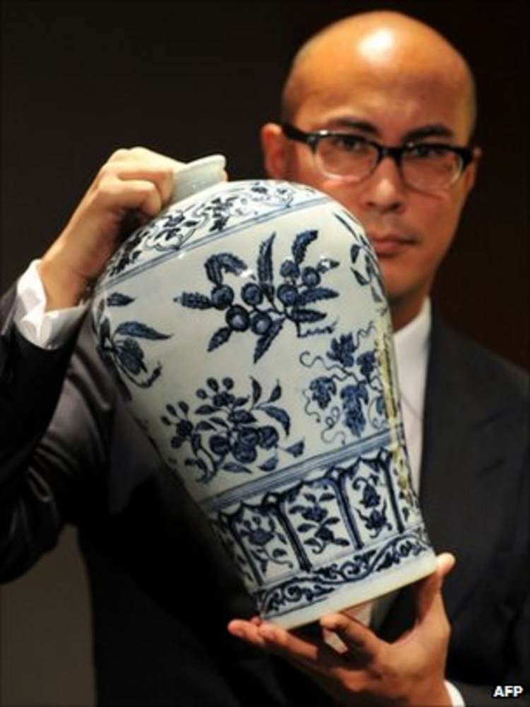 A Chinese vase from the early Ming period has been sold for $21.6m (£14m) - a world record at auction for any item of Ming porcelain.