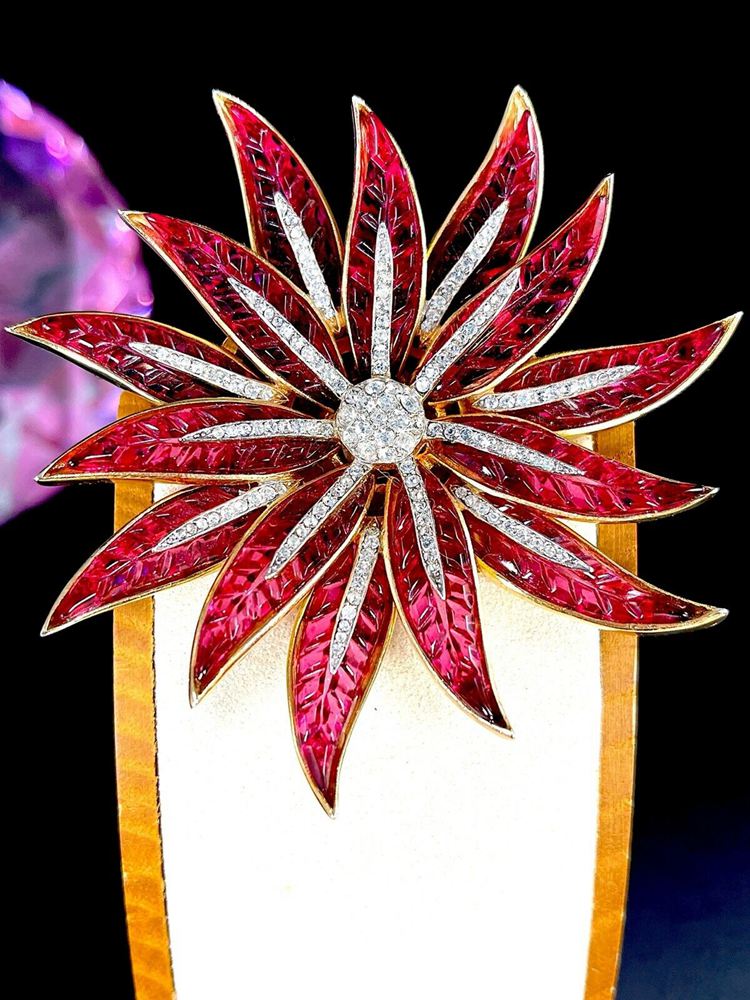 MASTERPIECE CROWN TRIFARI RUBY RED INVISIBLY SET GLASS POINSETTIA FLOWER BROOCH