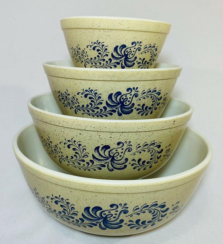 Vintage 1976 Pyrex Nesting Bowls