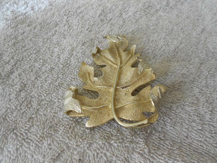 Vintage Sarah Coventry 1960's Windfall Leaf Brooch Gold Tone