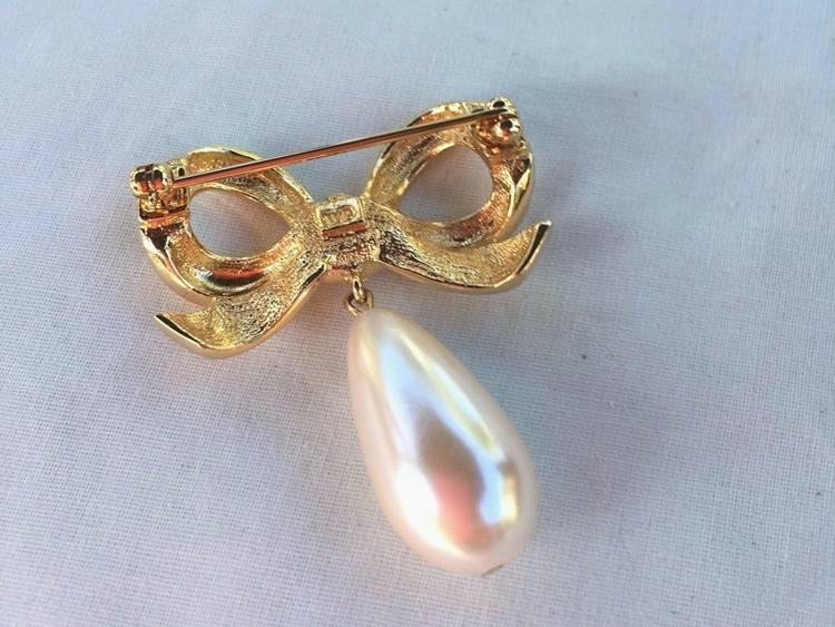Avon- Elizabeth Taylor Signed Beautiful White Diamonds Faux Pearl Brooch Pin