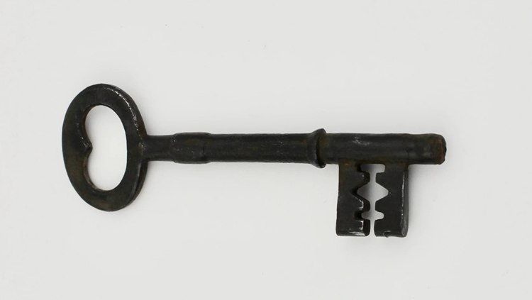 Vintage Short Round Skeleton Key Rusty Old Key
