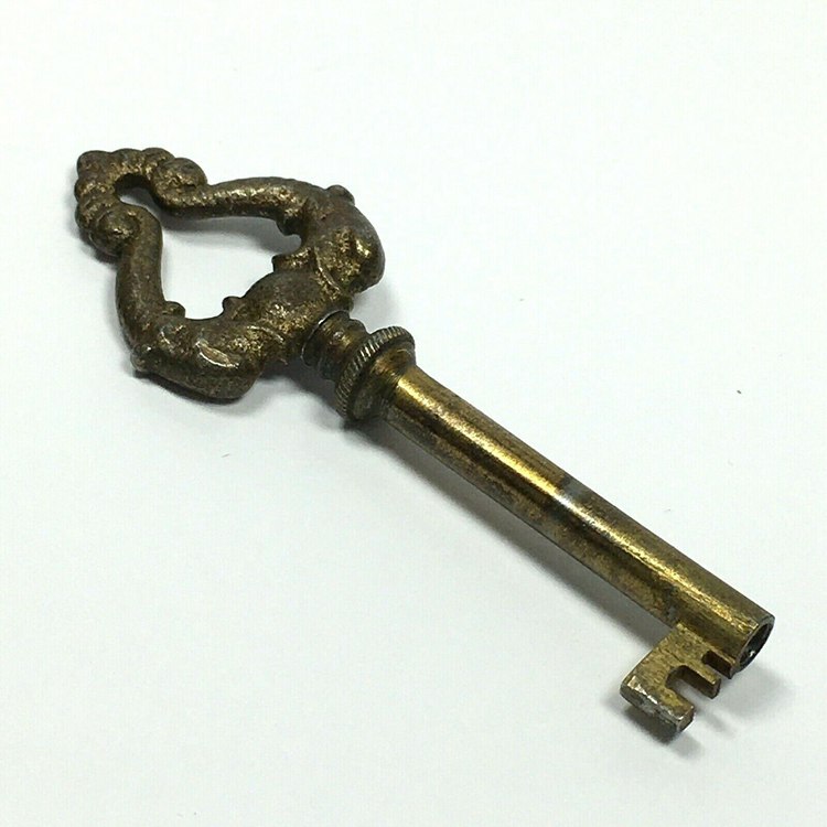 Vintage Short Round Skeleton Key Rusty Old Key