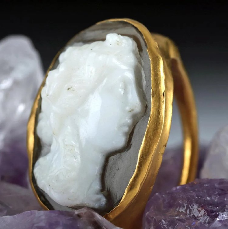 Hellenistic Gold and Agate Cameo Ring