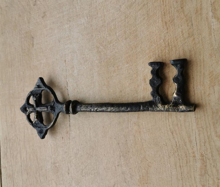 Ottoman Rustic Skeleton Key