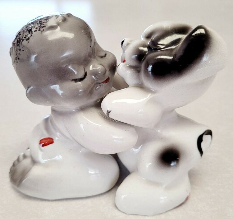 8. Van Tellingen Huggers Salt and Pepper Shaker Set