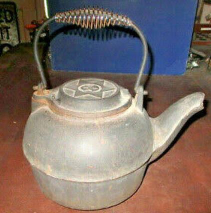 A stovetop antique Gate Mark cast-iron kettle. It was produced between 1820 and 1860.