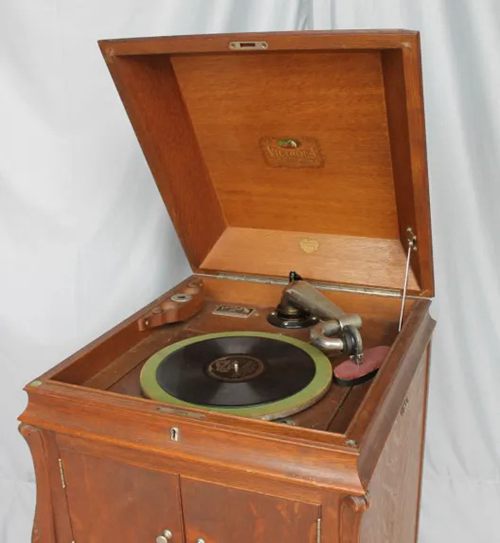 1917 Victrola Record Player