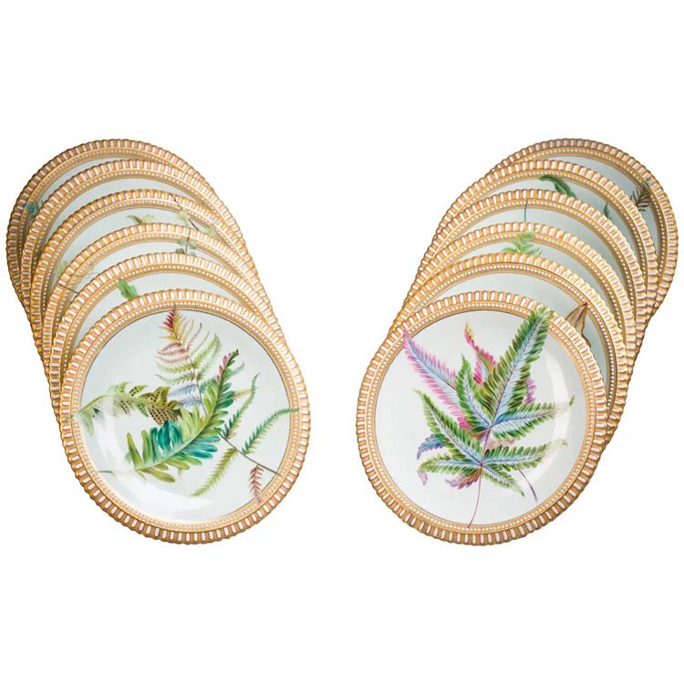 Gold-rimmed plate with Leaves design