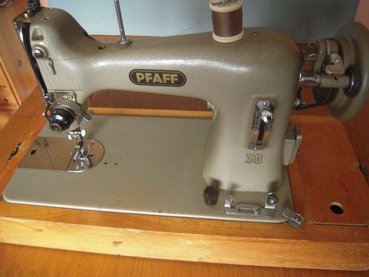 PFAFF 30 SEWING MACHINE