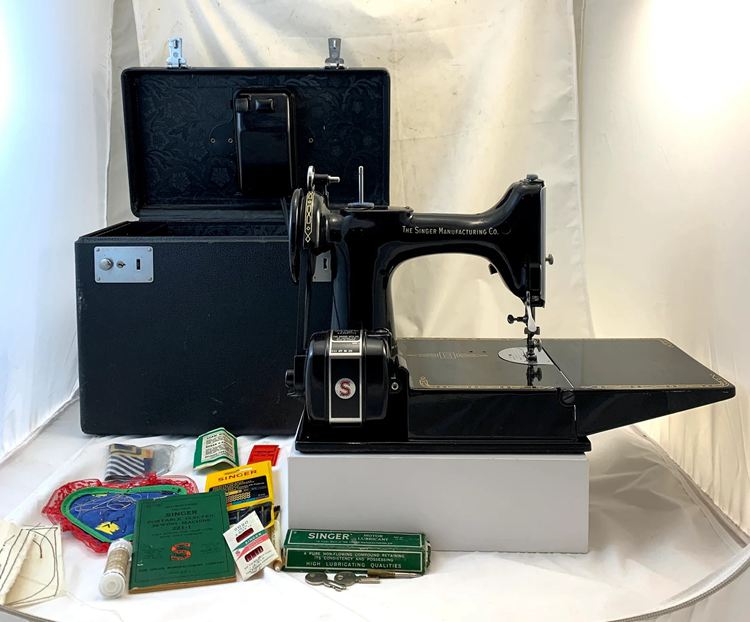 Vintage Singer Featherweight Sewing Machine