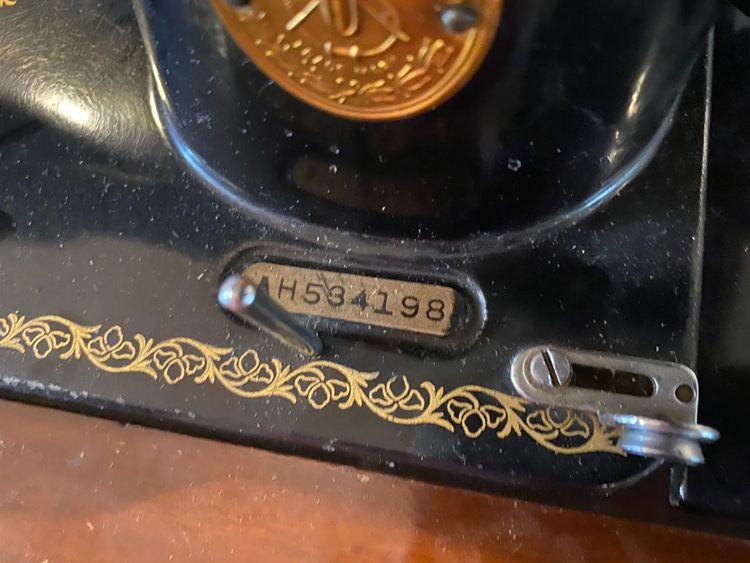 Identification Of an Antique Miniature Sewing Machine