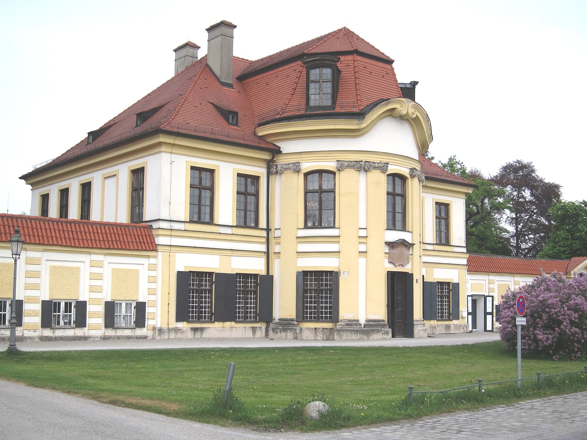 Cavalier house in front of the Nymphenburg Palace, production site since 1761