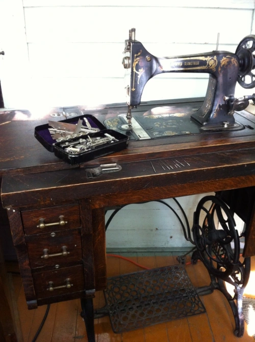 Unusual 1906 antique SINGER Treadle Sewing Machine